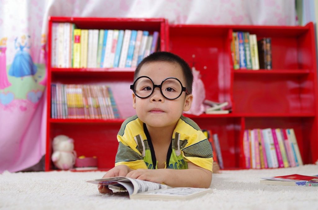 niño con un libro
