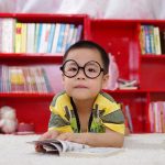 niño con un libro